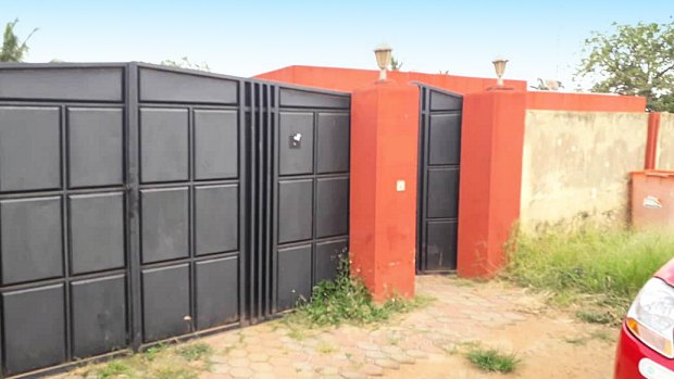 Eingangstor zum Grundst�ck des Wohnhauses