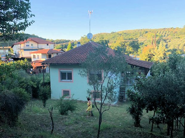 Seitenansicht vom Wohnhaus bei Nea Mesagkala Thessalien