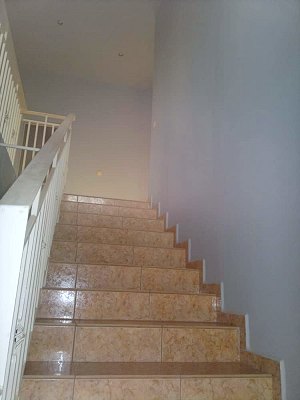 in die obere Etage des Wohnhauses