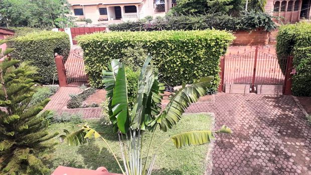 Eingangstor zum Grundst�ck des Wohnhauses in Taifa Accra Ghana