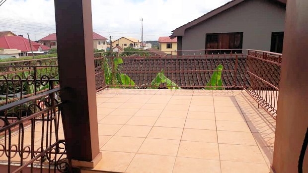 Terrasse vom Wohnhaus in Taifa Accra