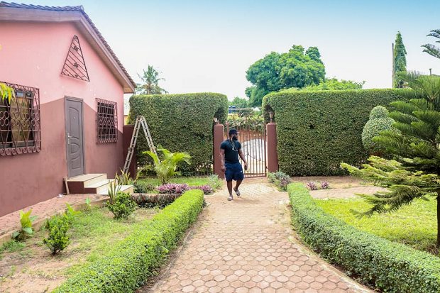 Eingang zum Grundst�ck des Wohnhauses