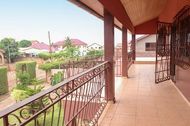 obere Terrasse des Wohnhauses