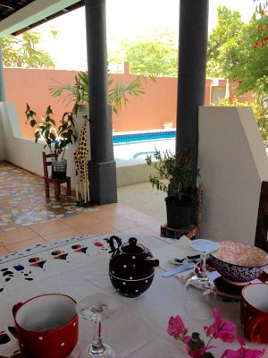 Terrasse am Pool des Mehrfamilienhauses