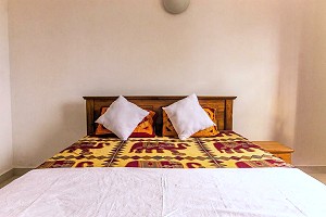 Doppelbett im Schlafzimmer des Hauses