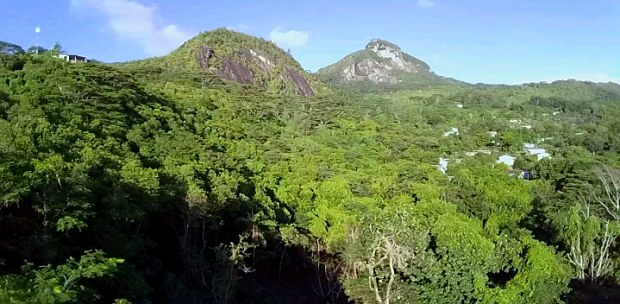 Blick in die Berge vom Baugrundst�ck auf Mahe