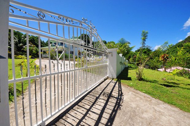 Eingangstor zum Grundst�ck des Wohnhauses auf Mahe