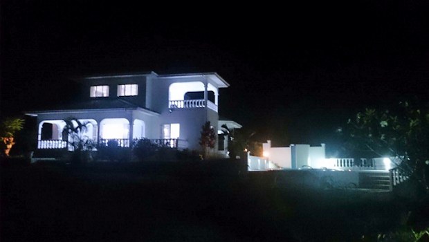 Wohnhaus am Abend mit Beleuchtung