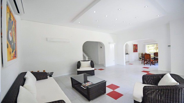 Wohnbereich und Essbereich vom Ferienhaus auf Mahe der Seychellen