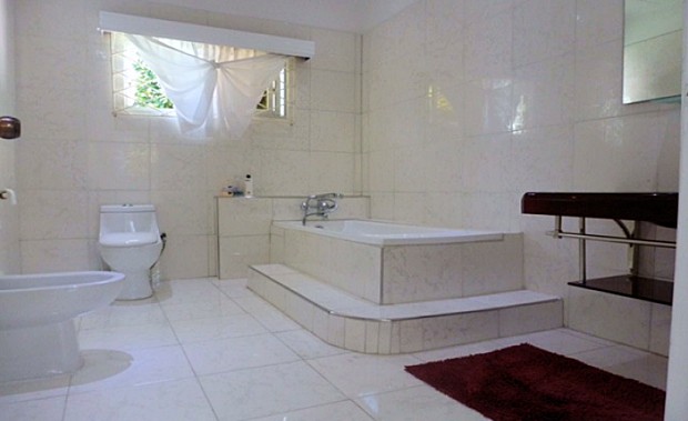 Badezimmer im Erdgeschoss des Ferienhauses auf Mahe Seachellen