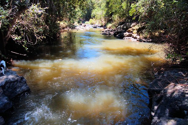 Fluss am Grundstück des Wohnhauses bei Nyeri in Kenia
