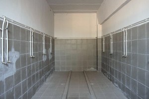 Duschraum zu der Lagerhalle in Beius Rumnien