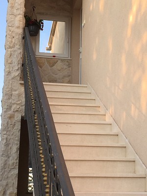 separater Aufgang zur zweiten Wohnung des Ferienhauses in Vodice separater Aufgang zur zweiten Wohnung des Ferienhauses in Vodice