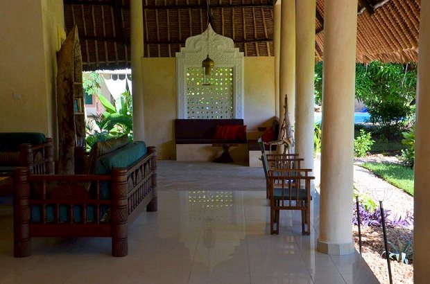 Terrasse vom Gstehaus in Kenia Galu Beach