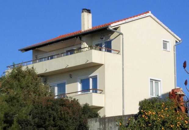 Wohnhaus mit Balkonen in Kozino bei Zadar