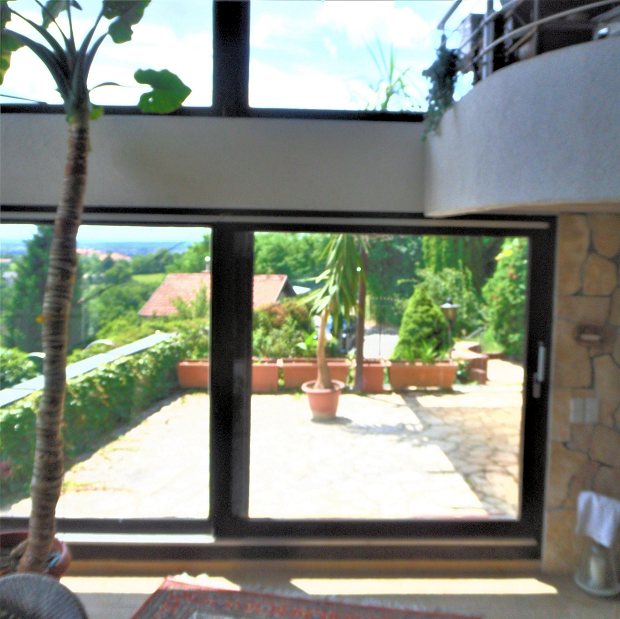 Blick zur Terrasse des Wohnhauses