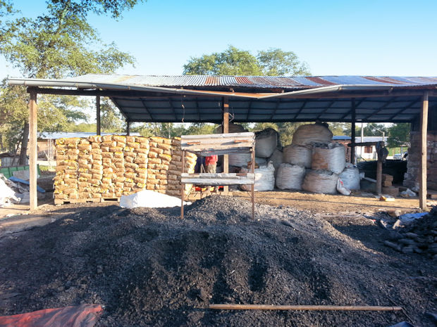 Produktion von Holzkohle der Estancia