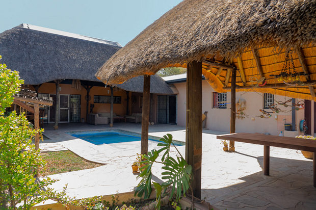 Innenhof mit Pool vom Einfamilienhaus