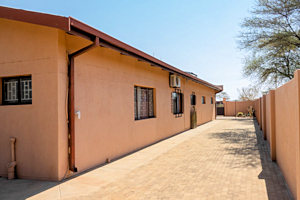 Grundstck ummauert vom Einfamilienhaus