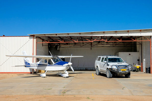 Hangar mit einem Kleinflugzeug in Namibia