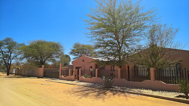 Anwesen in Omaruru mit Einfamilienhaus und Pool