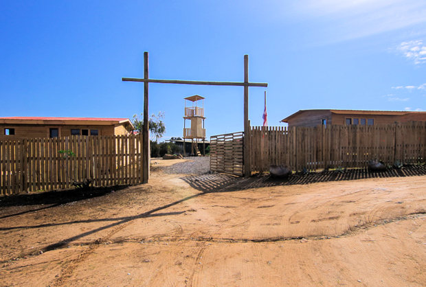 Eingang zur Ferienanlage mit Gstehuser in Chile