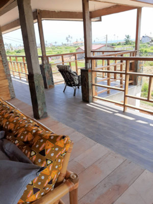 Terrasse vom Wohnhaus mit Meerblick