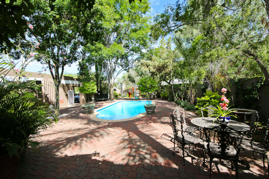 Garten Pool Grundstck der Villa in Windhoek-Eros