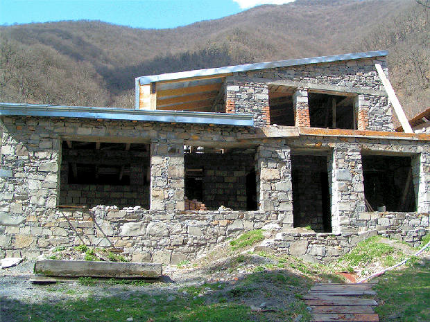 Ferienhaus zum Ausbau in Passanauri in Georgien