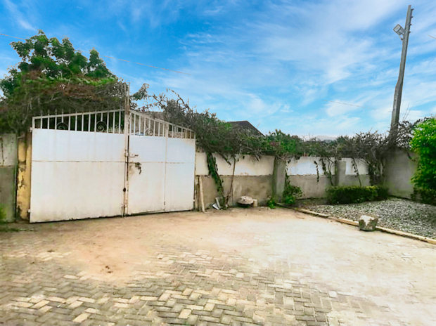 Grundstck Eingangstor vom Wohnhaus Ferienhaus in Kasoa Ghana