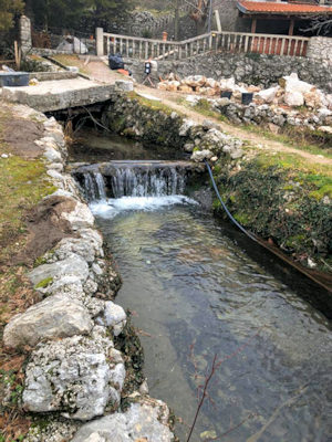 Bach am Einfamilienhaus Bach am Einfamilienhaus