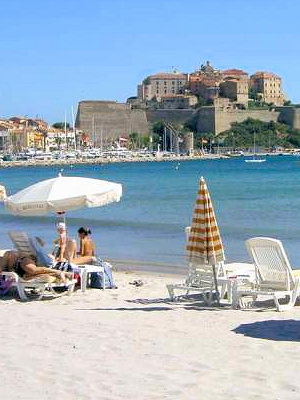 Strand und Meer von Calvi