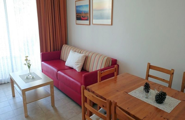 Wohnbereich des kleinen Apartments in Calvi