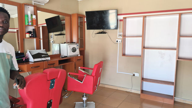 Friseur im Geschftshaus in Opeikuma Ghana