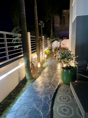 Au�enbereich am Abend des Hauses