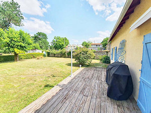Terrasse vom Ferienhaus am Fluss in Frankreich Terrasse vom Ferienhaus am Fluss in Frankreich