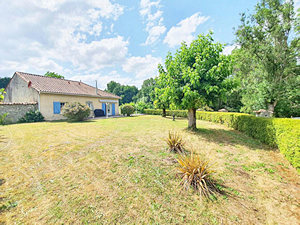 Grundstück Garten vom Wohnhaus am Fluss in Frankreich Grundstück Garten vom Wohnhaus am Fluss in Frankreich