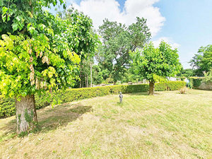 Garten vom Einfamilienhaus in La Chapelle Frankreich Garten vom Einfamilienhaus in La Chapelle Frankreich