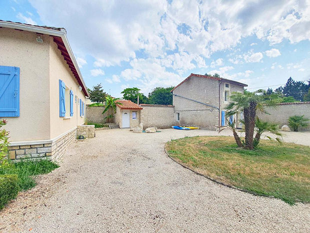 Blick zum Gästehaus vom Wohnhaus in Frankreich Blick zum Gästehaus vom Wohnhaus in Frankreich