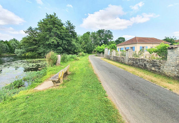 Einfamilienhaus am Fluss in La Chapella Frankreich zum Kaufen Einfamilienhaus am Fluss in La Chapella Frankreich zum Kaufen