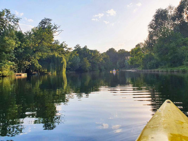 Fluss Charente neben dem Wohnhaus mit Gästehaus in Frankreich Fluss Charente neben dem Wohnhaus mit Gästehaus in Frankreich