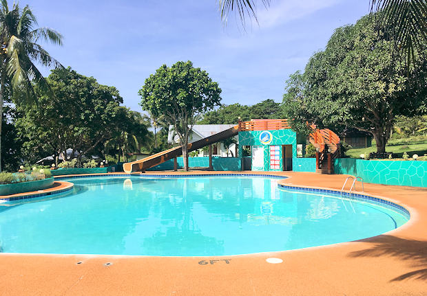 Swimmingpool der Ferienanlage