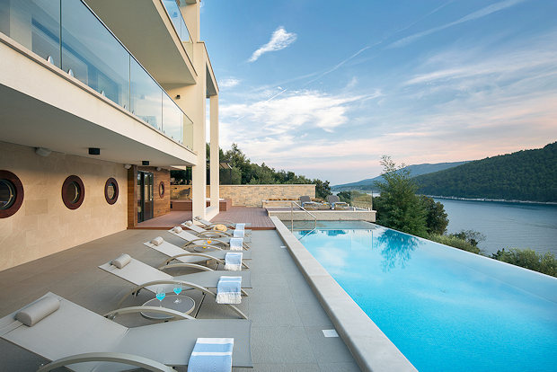 Pooldeck der Villa