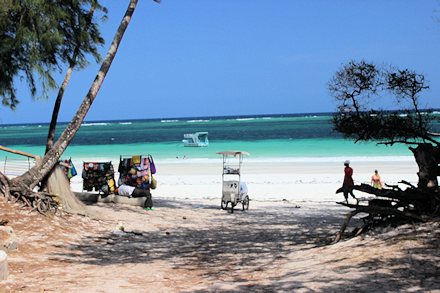 Strand und Meer unweit vom Restaurant und Lodge