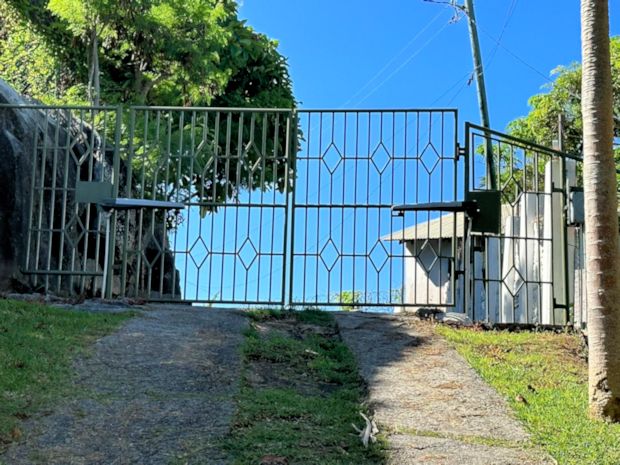Eingang zum Grundstck der Huser auf Mahe Seychellen im District Glacis