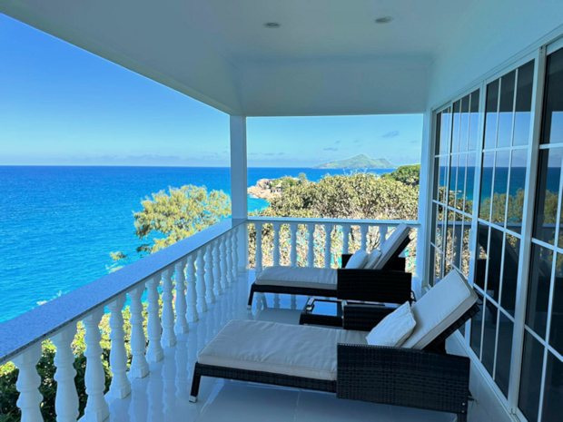 Terrasse direkt am Meer vom Ferienhaus auf Mahe