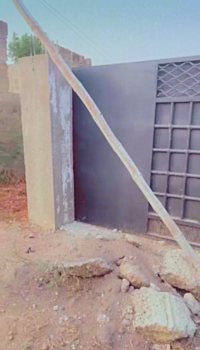 Eingang zum Grundst�ck in Ashalaja