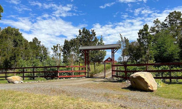 Eingang zum Gehft Farm auf Isla Caucahue in Chile