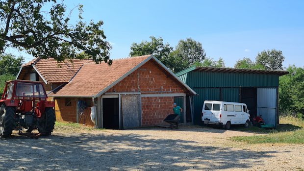Wohnhaus am Pferdestall der Apfelplantage in Serbien