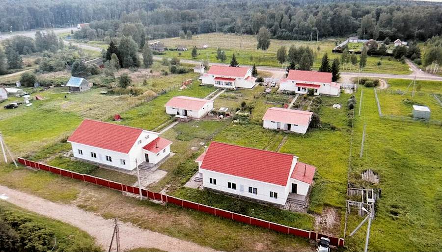 Wohnhuser fr Angestellte der Schaffarm in Russland